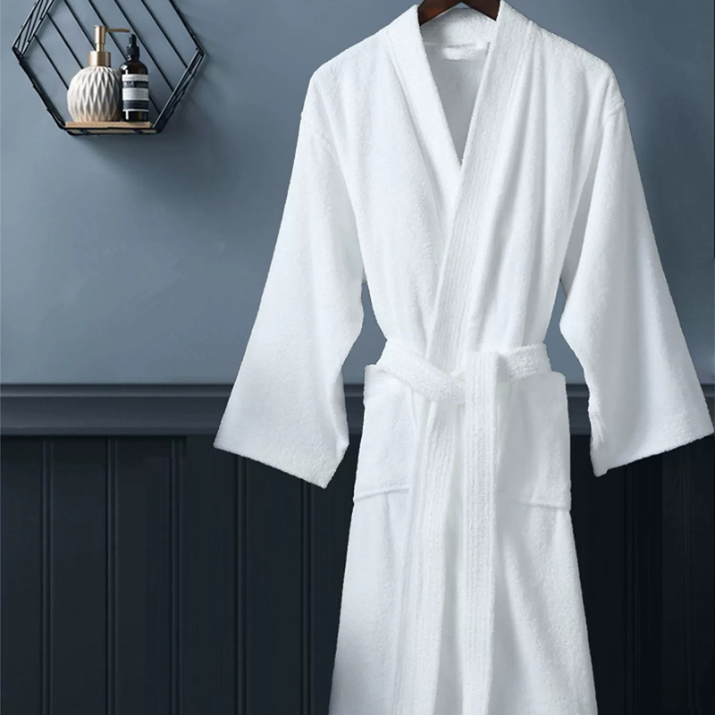 Bagaimana cara meningkatkan kualitas layanan hotel bintang lima melalui jubah mandi kapas putih?